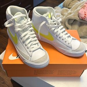 Women’s Nike blazer mid 77 - LIKE NEW